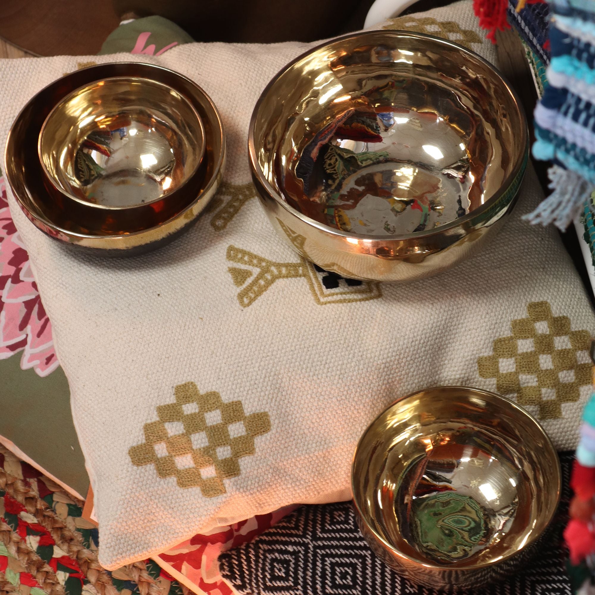 Small Shining Bell-Metal Handmade Singing Bowl (approx 550g) - 13cm